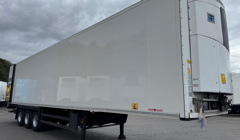 2019 Schmitz Single Temp Tailift Fridge Trailer, Thermo King SLXi 200 Fridge Engine, SAF Axles, Drum Brakes, Aluminium Floor, Barn Doors, 2 x Recess Load Lock Rails, Dhollandia Tuckunder Tailift (2000KG Capacity), Raise Lower Valve Facility, Choice & Finance Options available.